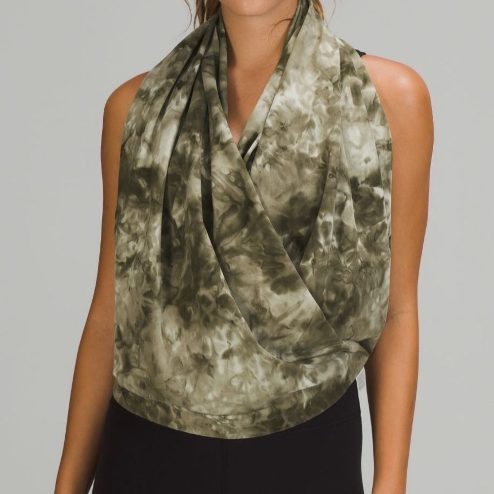 Nwt Lululemon custonlmizable snap scarf, olive, tie dye